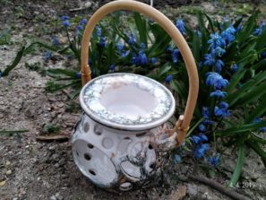 Aromalampa se skládá ze dvou dílů:spodní část a&nbsp;mistička. Do&nbsp;spodní části se vkládá čajová svíčka a&nbsp;do mističky se dává voda a&nbsp;pár kapek vonného oleje. Lepší je dávat horkou vodu, protože se vůně začne rychleji odpařovat.