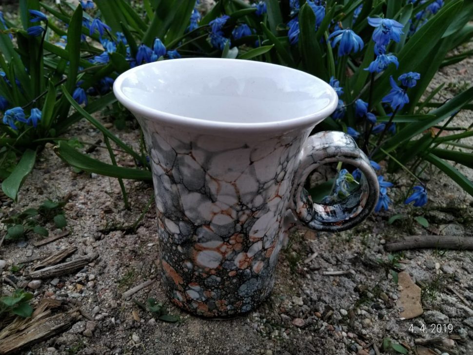 keramický hrnek vhodný na čaj, kávu, teplé a studené nápoje