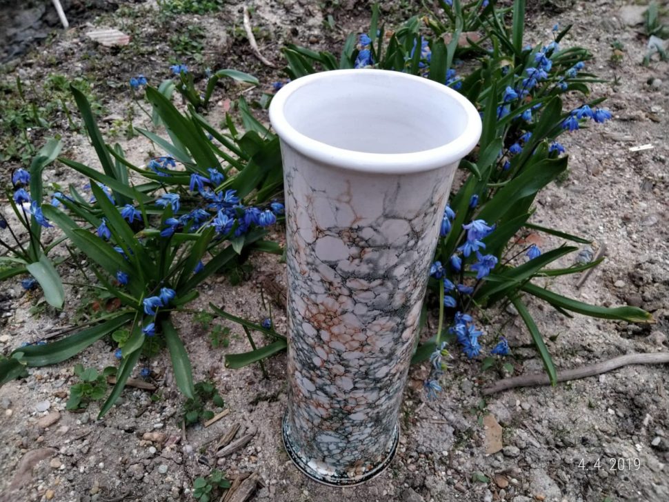 keramická váza vhodná na řezané kytky nebo na umělé květiny