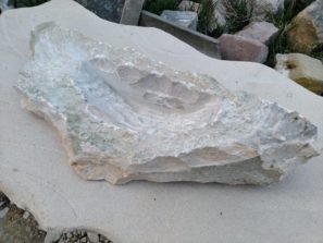 Placatá bonsai miska z&nbsp;přírodního pískovce, která je přírodně opracovaná.