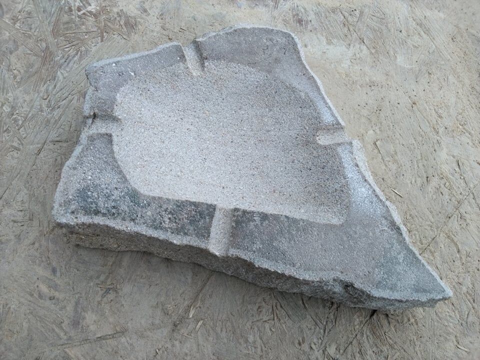 Popelník ve tvaru nepravidelného čtverce z přírodního pískovce na čtyři cigarety.