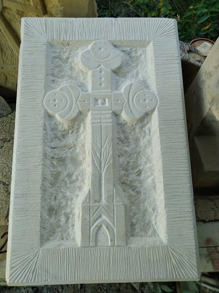 Byzantský kříž na desce z vápence.