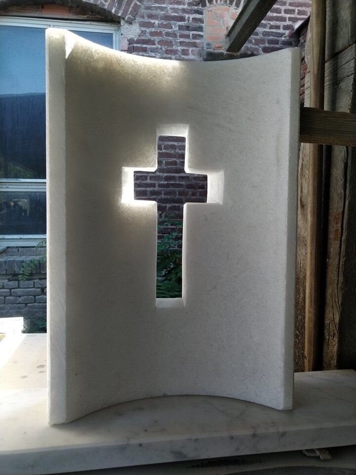 Kříž z bílého mramoru, který je vytvořená skrz na skrz 6 cm mramorovou deskou.