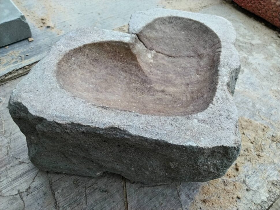 Malé pítko ve tvaru srdce z přírodního pískovce.