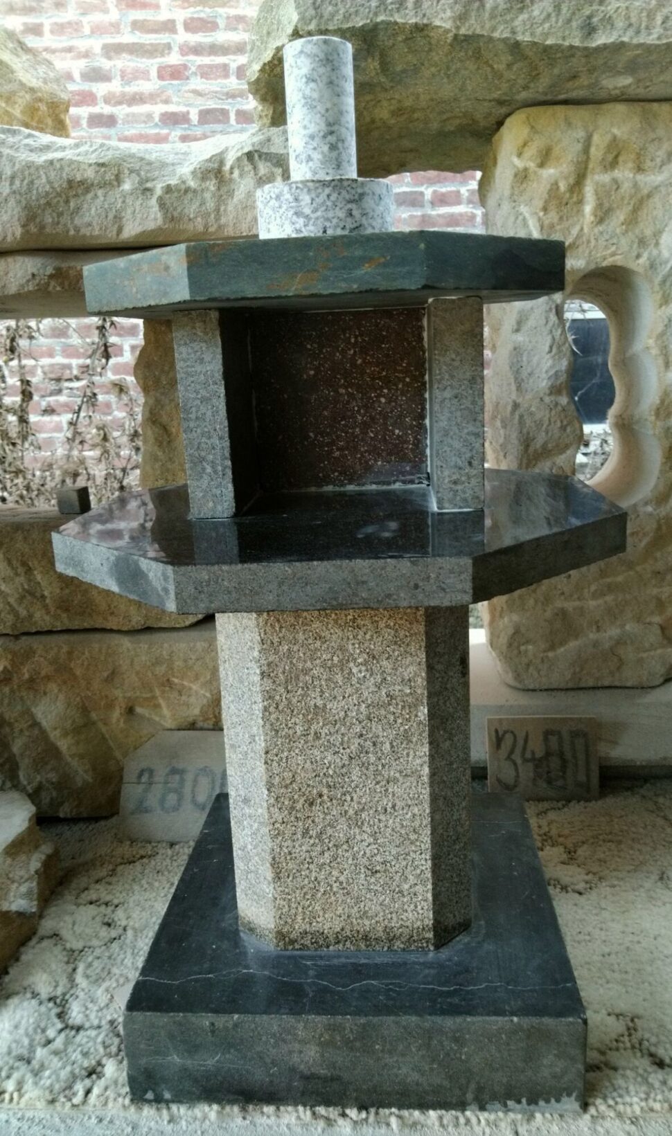 Lucerna na hrob ze žuly na čajovou svíčku. Svíčka je krytá ze tří bočních stran a ze shora.