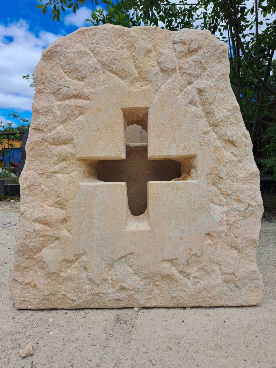 Kříž, který je skrz na skrz vytvořený do solitéru. Materiál, ze kterého je kříž vytvořen je přírodní hořický pískovec.