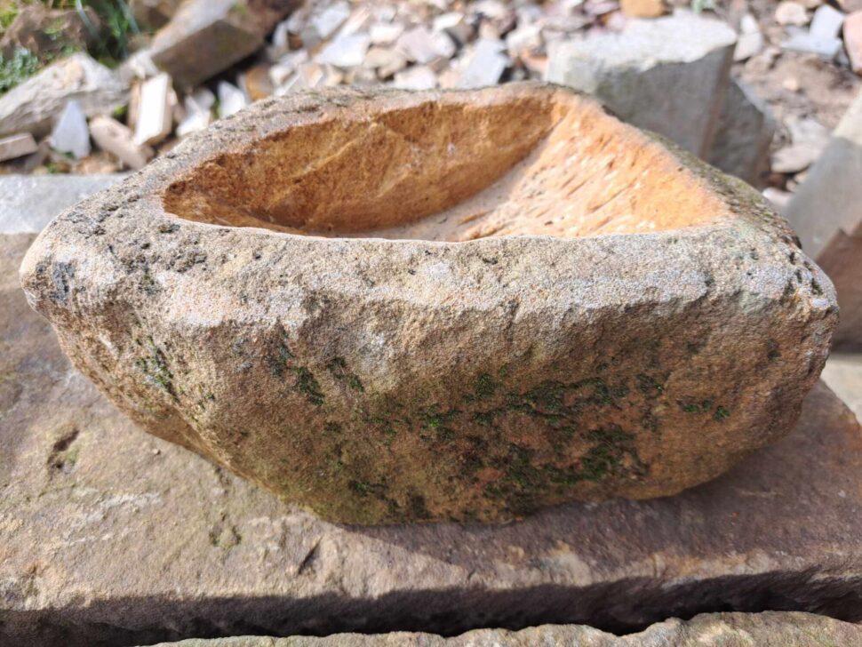 Bonsai miska z přírodního hořického pískovce s patinou a je na ni ponecháno malé množství mechu. Bonsai miska je mělká.