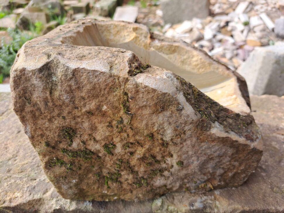 Bonsai miska z přírodního pískovce s patinou a mechem, která je prudce skosená od shora dolů.