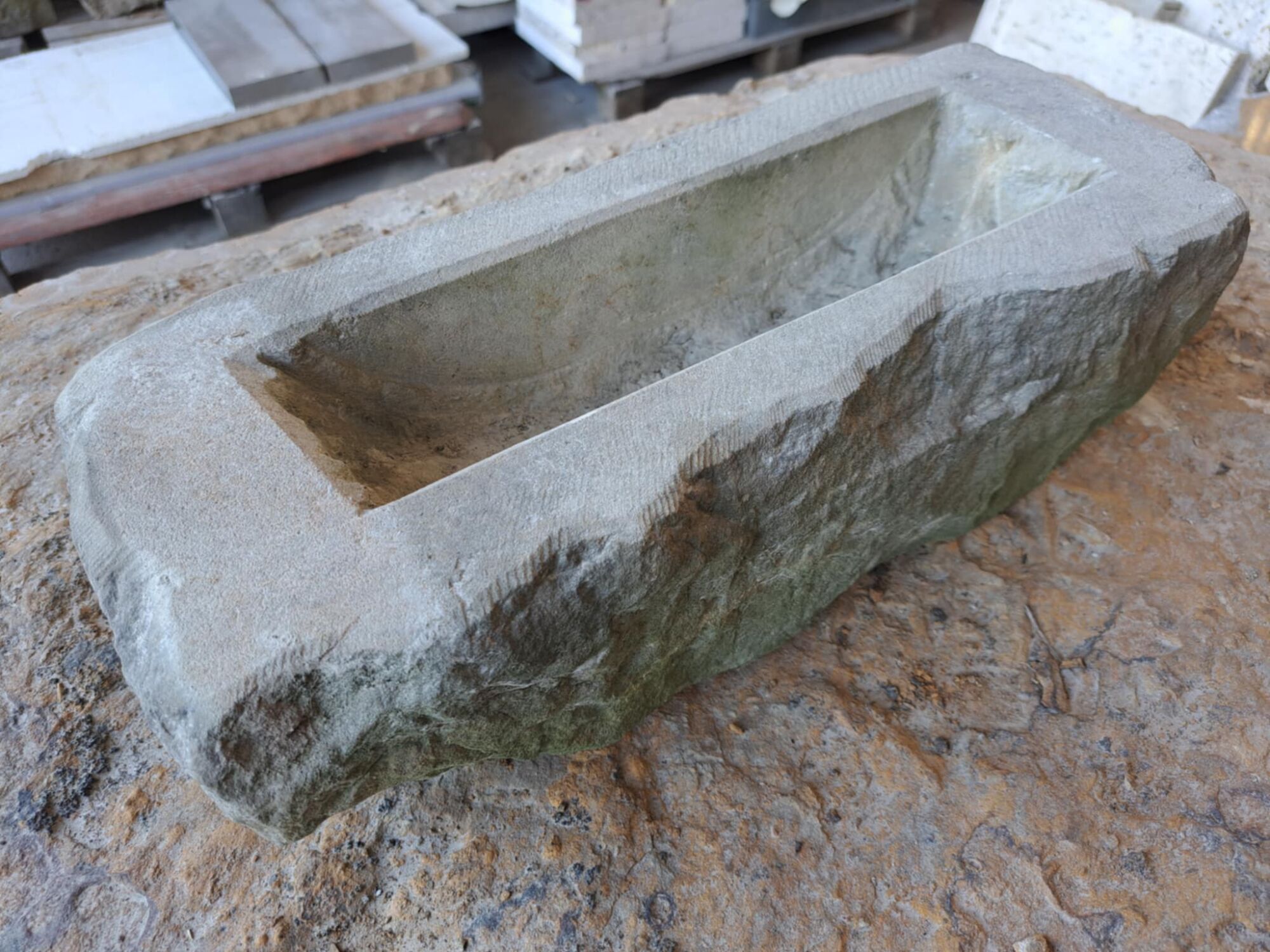 Malé koryto z přírodního pískovce, které je pokryté mechem s minimálním opracováním, aby působilo, co nejpřirozeněji.