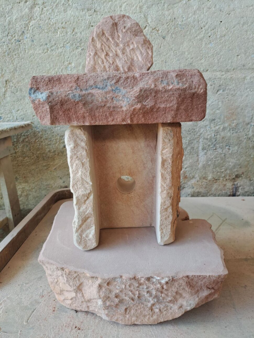 Přírodně opracovaná lucerna z přírodního pískovce. Lucerna je na podstavci a v zadní části má kruhový otvor, aby jím mohlo procházet světle ze svíčky.