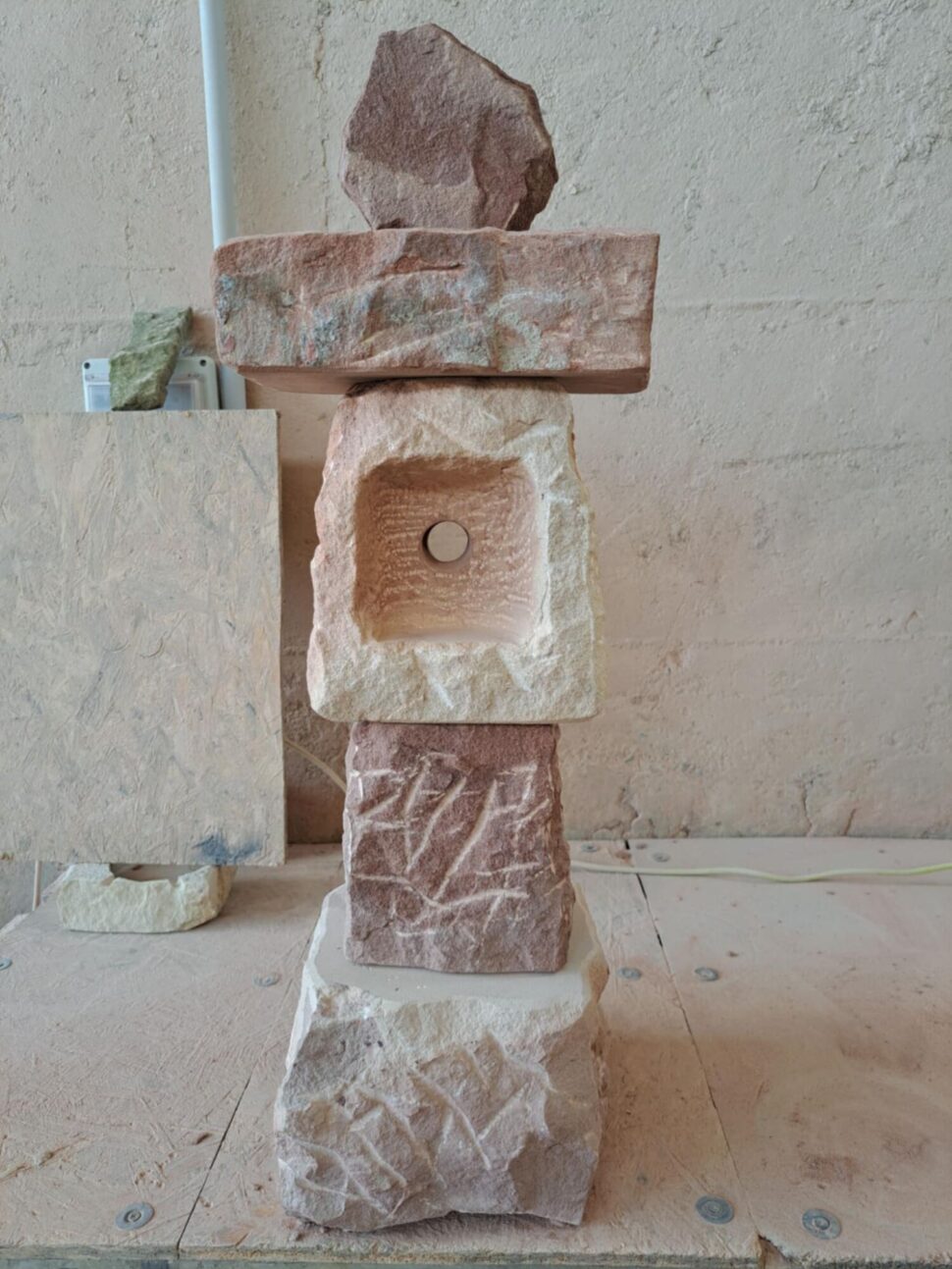 Vyšší lucerna z přírodního pískovce, která je přírodně opracovaná. Lucerna je vytvořená z několika částí, které jsou na sobě poskládané.