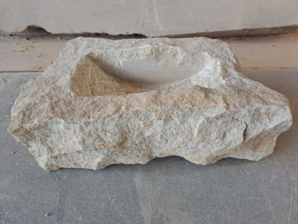 Bonsai miska z přírodního pískovce s přírodním odtokem na vodu. Bonsai miska je přírodně opracovaná ve tvaru menšího obdélníku.