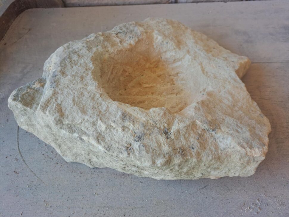 Větší bonsai miska ze žlutého hořického pískovce. Bonsai miska je velmi přírodně opracovaná a má tvar vyššího placáku.