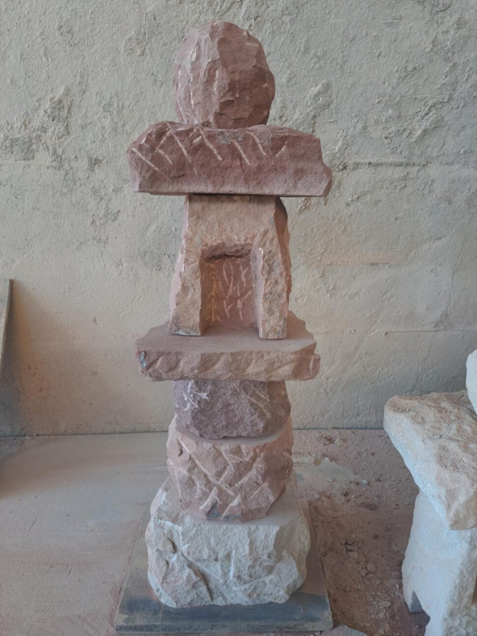 Metr vysoká japonská lucerna z přírodního červeného trutnovského pískovce. Lucerna je přírodně opracovaná.