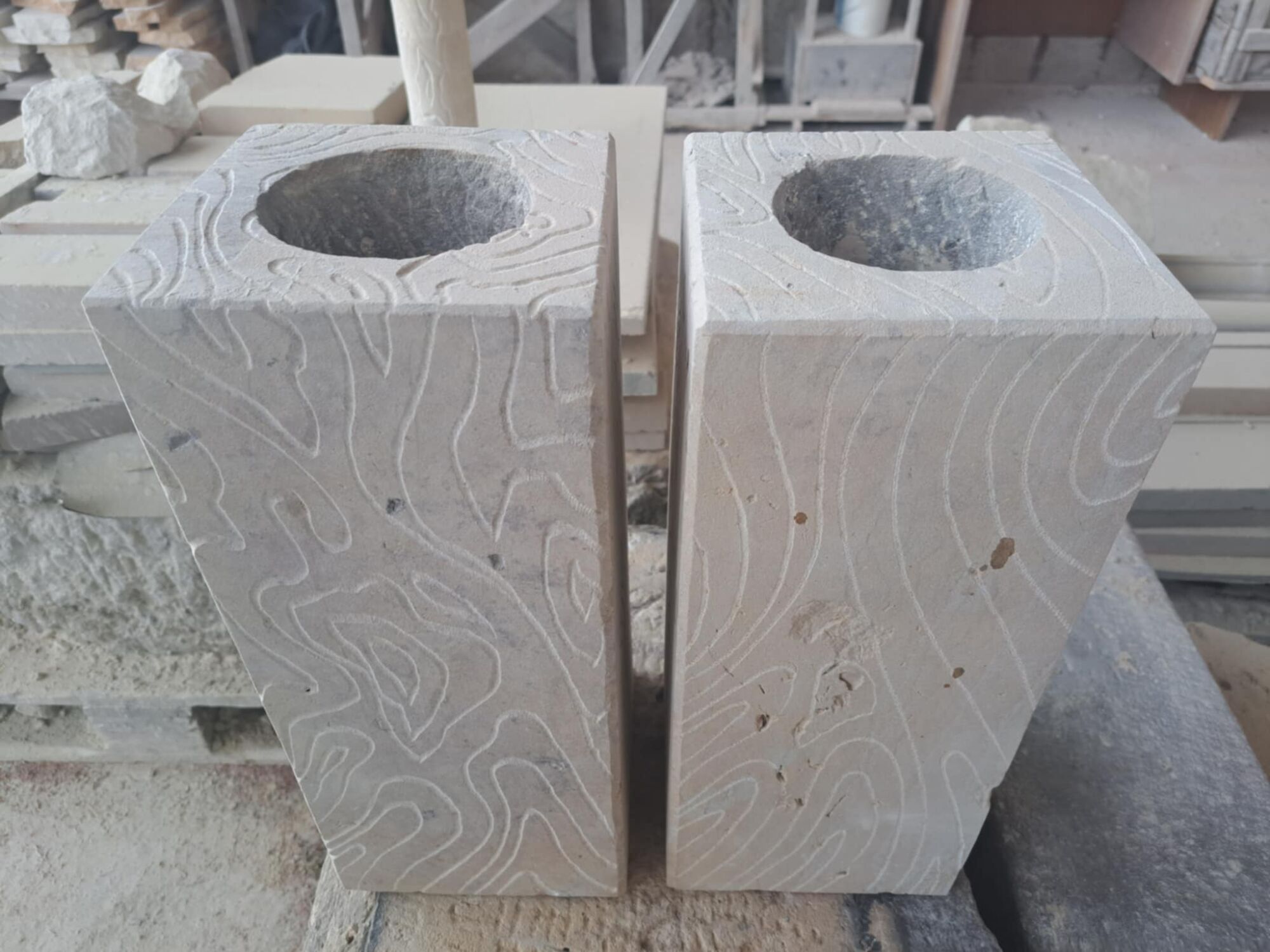 Vysoký broušený květináč z&nbsp;přírodního pískovce. Květináč je vhodný pro kytky s&nbsp;mělkým kořenovým systémem nebo na&nbsp;sukulenty.