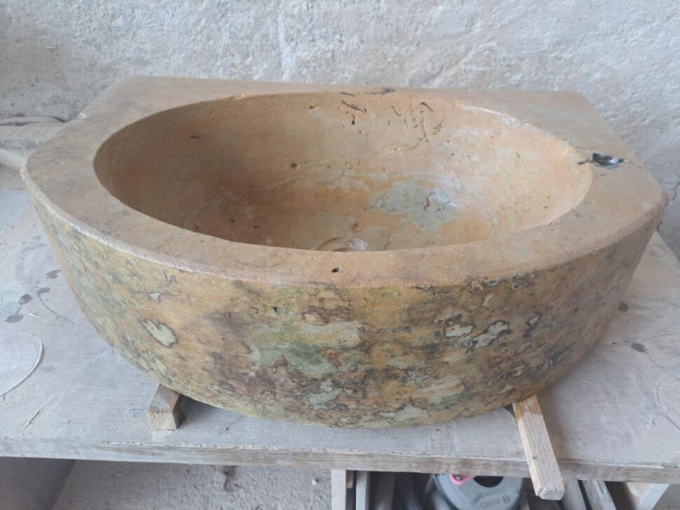 Půl půlkulaté broušené umyvadlo z přírodního pískovce. Jehož zadní strana je rovná.