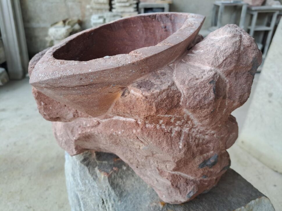 Pítko ve tvaru pecky jakoby vystupuje ze skály. Pítko je vytvořené z&nbsp;červeného pískovce.