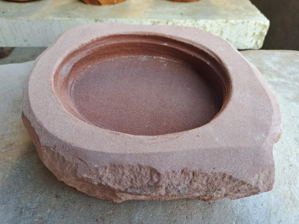 Pítko ve tvaru menšího oválu z&nbsp;červeného přírodního pískovce. Pítko je nízké.