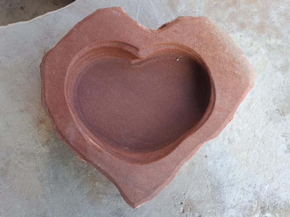 Pítko ve tvaru srdce z&nbsp;červeného přírodního trutnovského pískovce. Pítko je přírodně opracované a&nbsp;nízké.