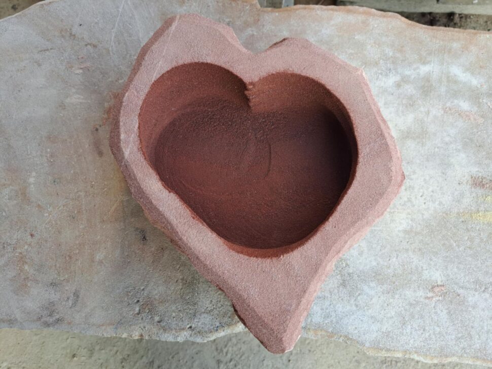 Pítko ve tvaru srdce, které má, ale zároveň nepravidelný tvar. Pítko je vytvořené z&nbsp;červeného přírodního pískovce.