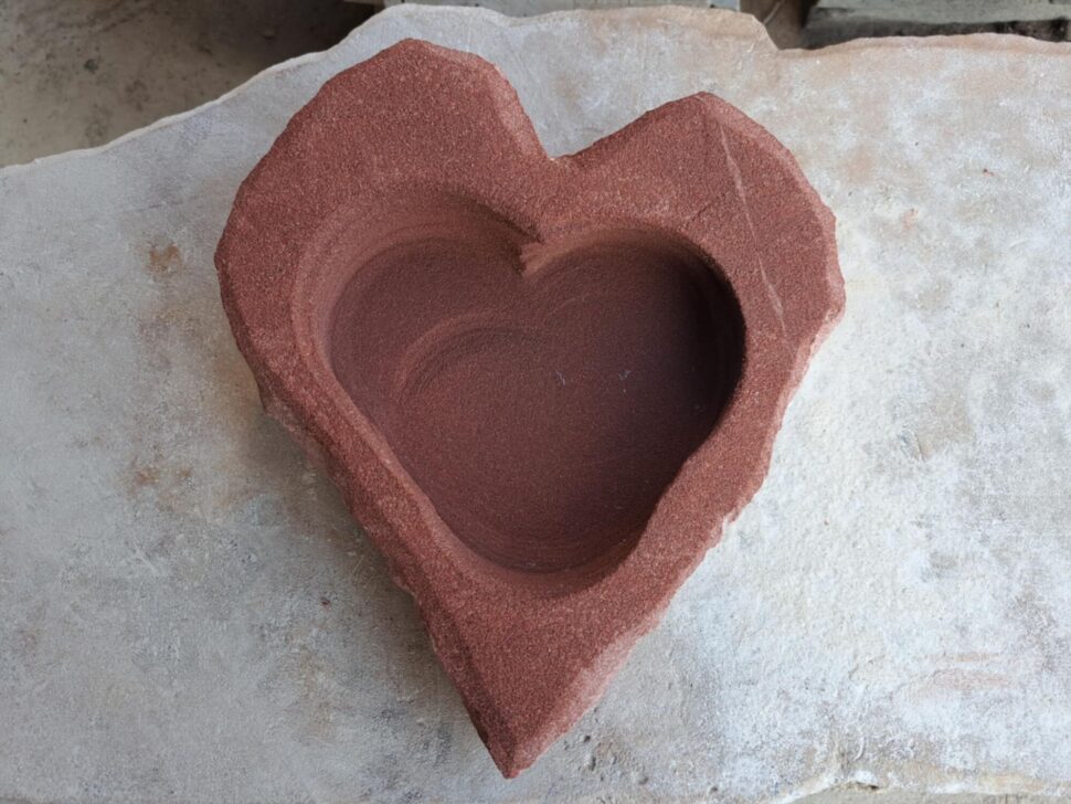 Pítko srdce z&nbsp;červeného, trutnovského, přírodního pískovce. Pítko má tvar srdce a&nbsp;je přírodně opracované.