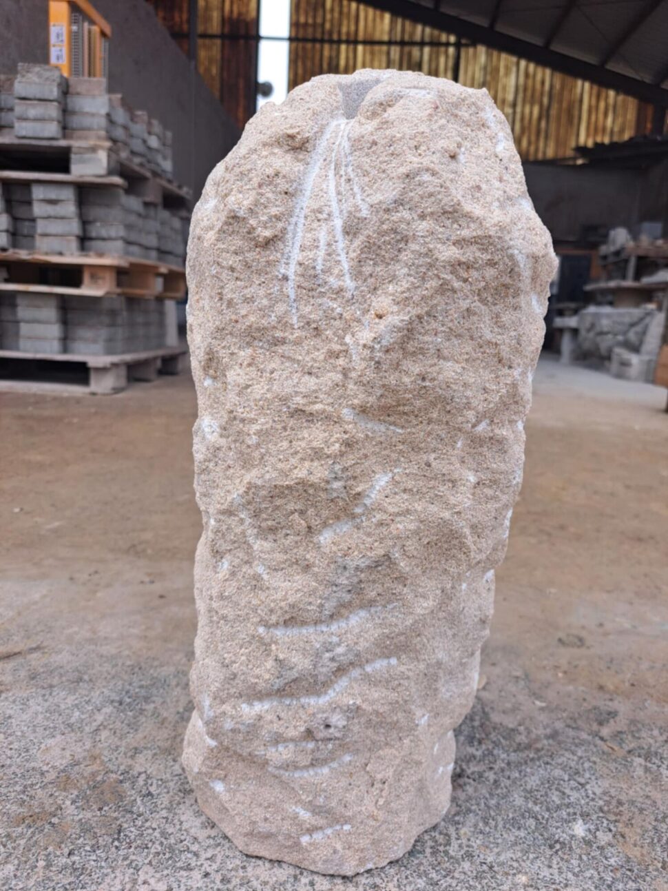 Fontána/kamenka z&nbsp;přírodního pískovce bez čerpadla. Fontána má tvar přírodně opracované sloupu. Skrz fontánu je vyvrtaný otvor pro vodu, která vyvěrá na&nbsp;jejím vrcholu.