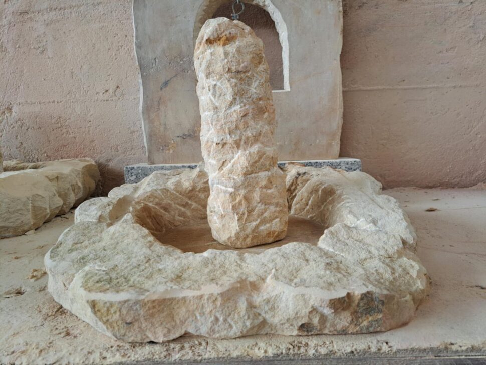 Fontána z&nbsp;přírodního pískovce, která je vytvořená ze dvou kusů a&nbsp;je přírodně opracovaná. Fontánu tvoří nádržka a&nbsp;menší sloup. Srze fontánu je vytvořená díra, která vyvěrá na&nbsp;vrcholu sloupu a&nbsp;stéká do&nbsp;nádržky.