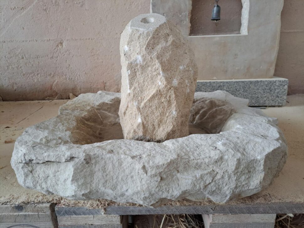 Masivní fontána z&nbsp;přírodního pískovce bez čerpadla, která je vytvořená ze dvou kusů. Masivní nádržky a&nbsp;sloupu. Vše působí rustikálním dojmem. Skrz fontánu vede otvor, kterým vyvěrá voda po&nbsp;vrcholu a&nbsp;volné stéká do&nbsp;nádržky.