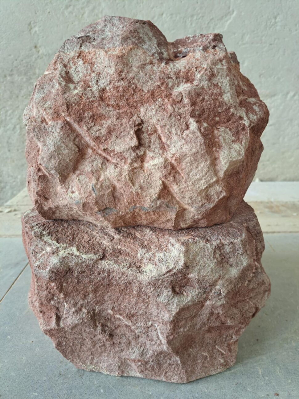 Fontána/kamenka z&nbsp;červeného přírodního pískovce, která je vytvořená ze dvou přírodně opracovaných kusů pískovce volně položených na&nbsp;sebe. Srze kameny vede přítok na&nbsp;vodu. Vyvěrající voda volně stéká po&nbsp;kamenech.