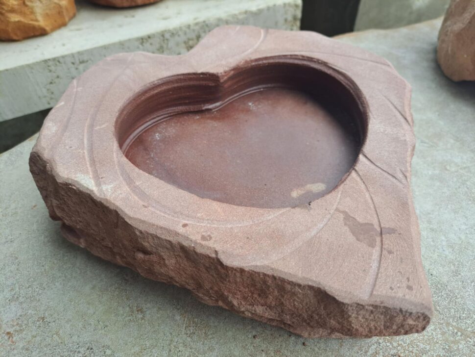 Pítko vybroušené do&nbsp;tvaru srdce z&nbsp;přírodního červeného pískovce.