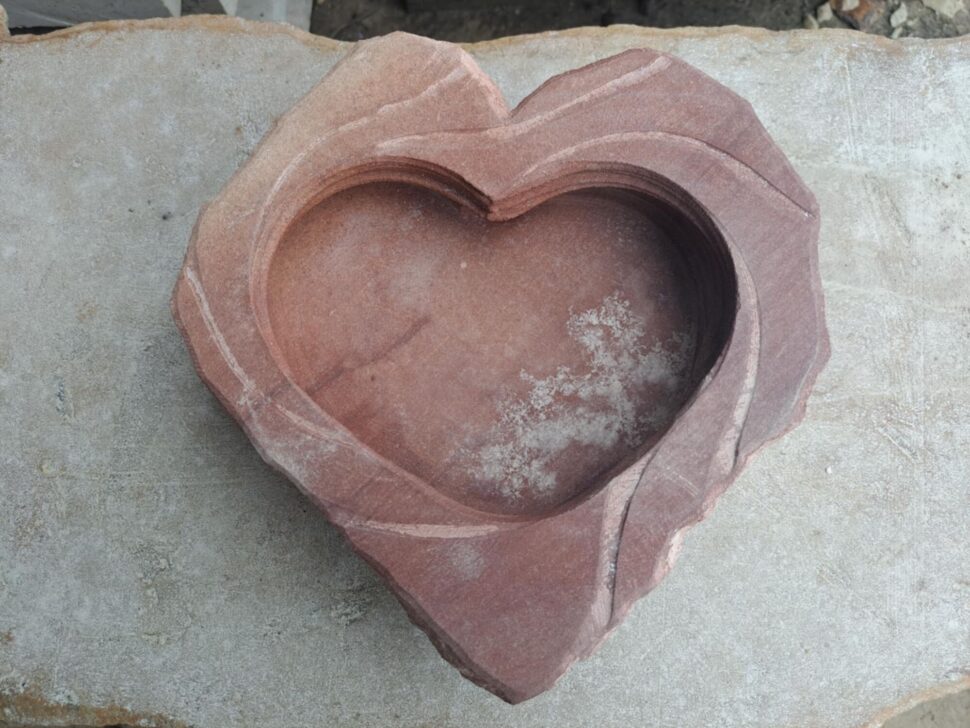 Pítko, které je vybroušené do&nbsp;tvaru srdce z&nbsp;přírodního červeného trutnovského pískovce.