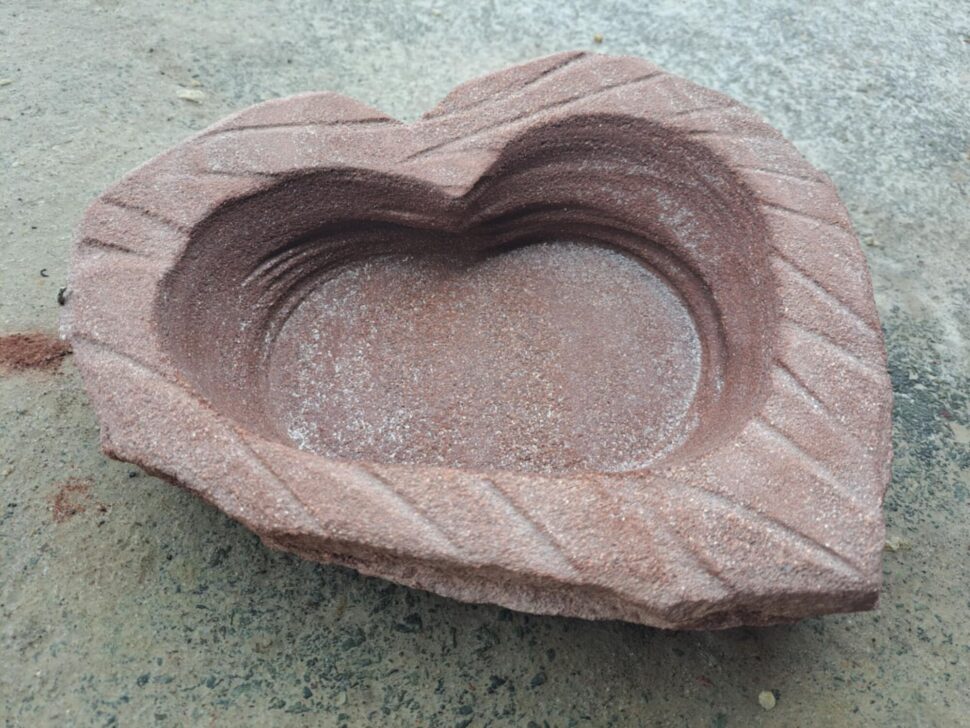 Pítko vybroušené do&nbsp;tvaru srdce z&nbsp;červeného pískovce. Pítko má broušený vrch, ale boky jsou přírodně opracované.