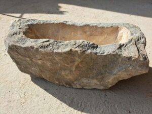 Rustikální koryto z&nbsp;přírodního pískovce. Na&nbsp;korytu je ponechána patina, která se na&nbsp;něm přirozeně vytvořila.