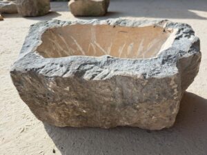 Menší přírodně opracované koryto s&nbsp;patinou, které bylo vytvořené z&nbsp;přírodního pískovce. Koryto má tvar menšího obdélníku.