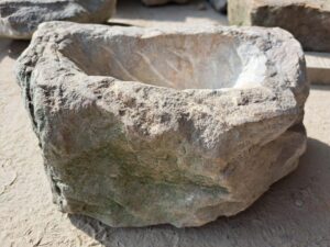 Rustikální přírodní květináč z&nbsp;přírodního pískovce. Jedná se o&nbsp;vyšší květináč.