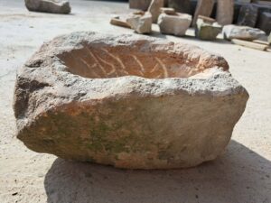 Květináč s&nbsp;přírodní patinou, který je vytvořený z&nbsp;přírodního hořického pískovce.