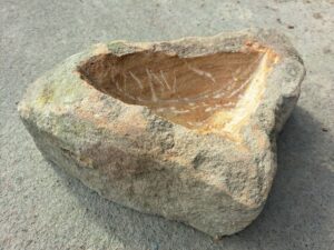 Přírodně opracovaný květináč ve tvaru trojúhelníku. Květináč je vytvořený ze žlutého hořické pískovce.