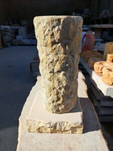 Vysoký kruhový květináč z&nbsp;přírodního pískovce. Jedná se o&nbsp;rustikální květináč. Přírodně opracovaný.