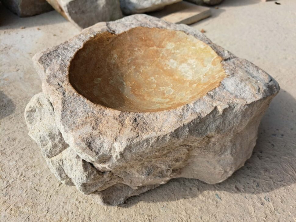 Rustikální pítko z&nbsp;přírodního hořického pískovce. Pítko má nepravidelný tvar. vypadá jako kus přírodního šutru.