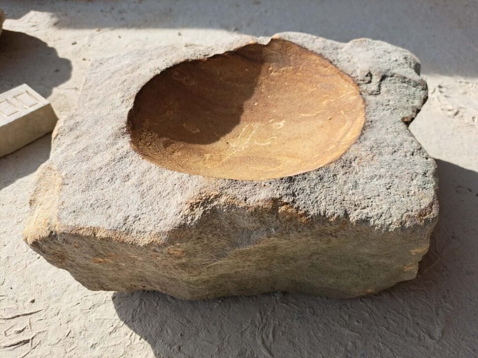 Přírodní rustikální pítko z&nbsp;přírodního pískovce s&nbsp;patinou na&nbsp;povrchu pítka. Samotná nádržka je vybroušená do&nbsp;hladka a&nbsp;vynikne tak oranžová barva pítka.