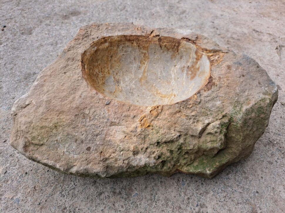 Krásné pítko z&nbsp;přírodního pískovce s&nbsp;přírodním mramorováním. Pítko má v&nbsp;sobě krásné žíly, které mu dávají jedinečný vhled. Opracování pítka je přírodní.