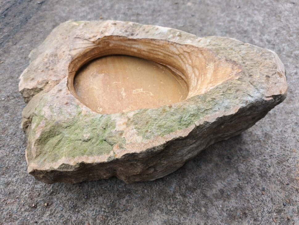 Pítko z&nbsp;přírodního žlutého hořického pískovce ve tvaru šipky. Pítko je přírodně štípané a&nbsp;je na&nbsp;něm ponechaný mech.