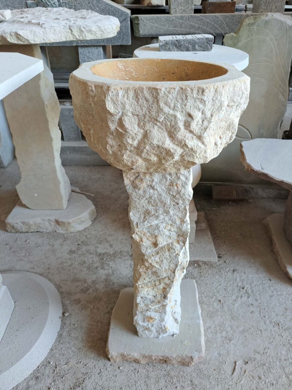 Rustikální sloupcové pítko s&nbsp;podstavcem z&nbsp;přírodního hořického pískovce. Pítko je přírodně opracované.