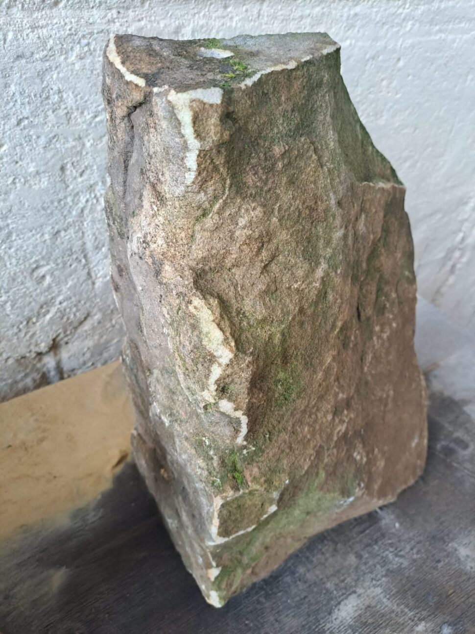 Vrtaný kámen fontána z&nbsp;přírodního pískovce bez čerpadla. Fontána vypadá jako kus vysokého přírodního šutru. Rustikální fontána.