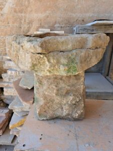 Rustikální sloupcový květináč z&nbsp;přírodního pískovce. Květináč je se sloupem jsou přírodně opracovaný a&nbsp;celá kompozice připomíná přírodní kus kamene s&nbsp;patinou.